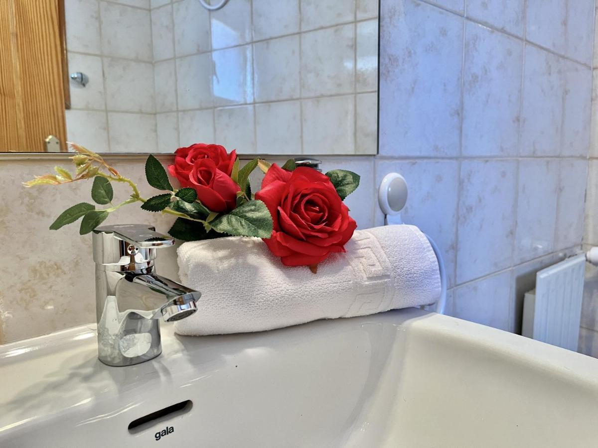 Hostal Nomadas By Gloove Villalba de la Sierra Zewnętrze zdjęcie